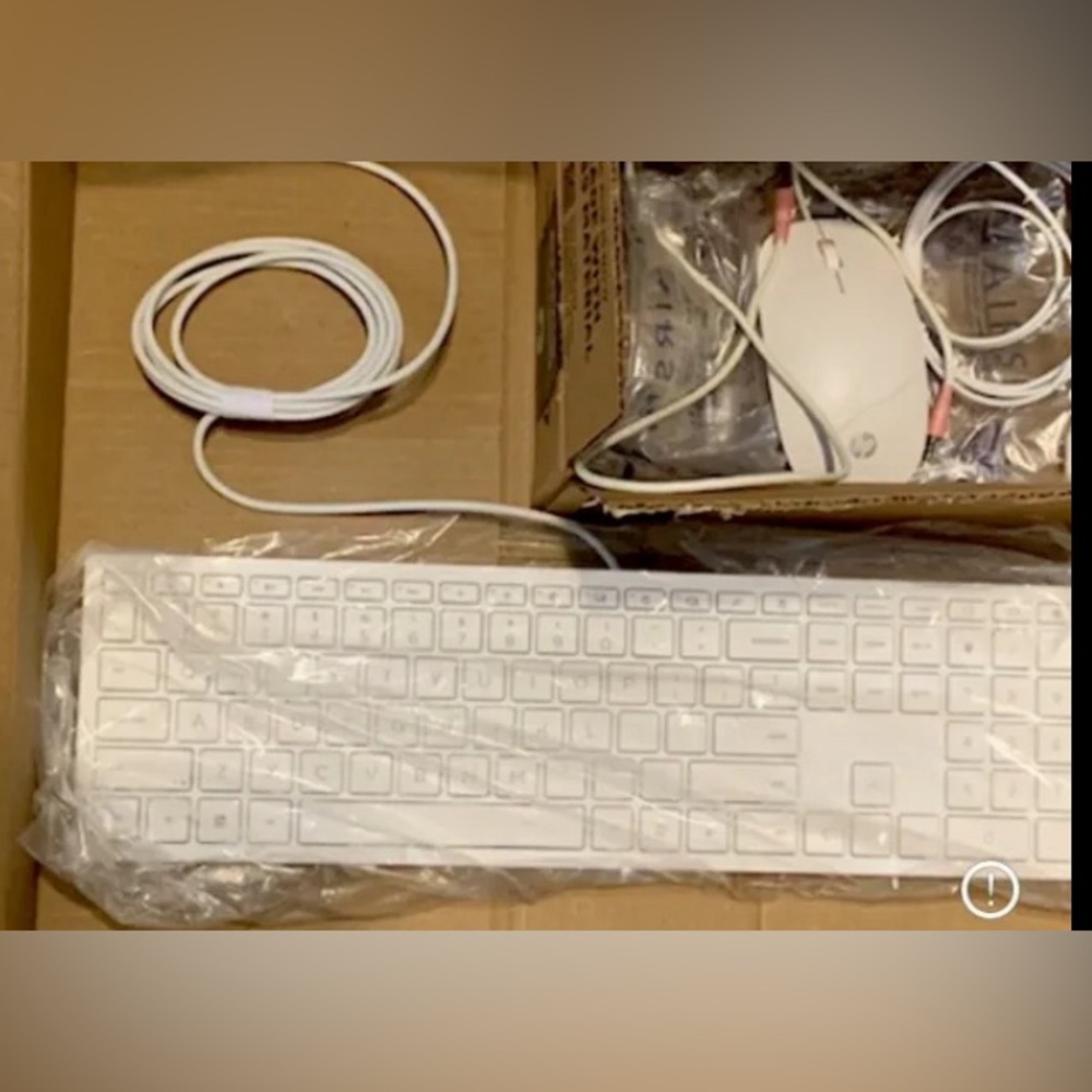 HP 310 BRAND NEW never used white wired keyboard and mouse combo